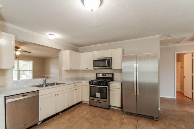 3235 Becker Glen Street, Fresno, TX 77545
