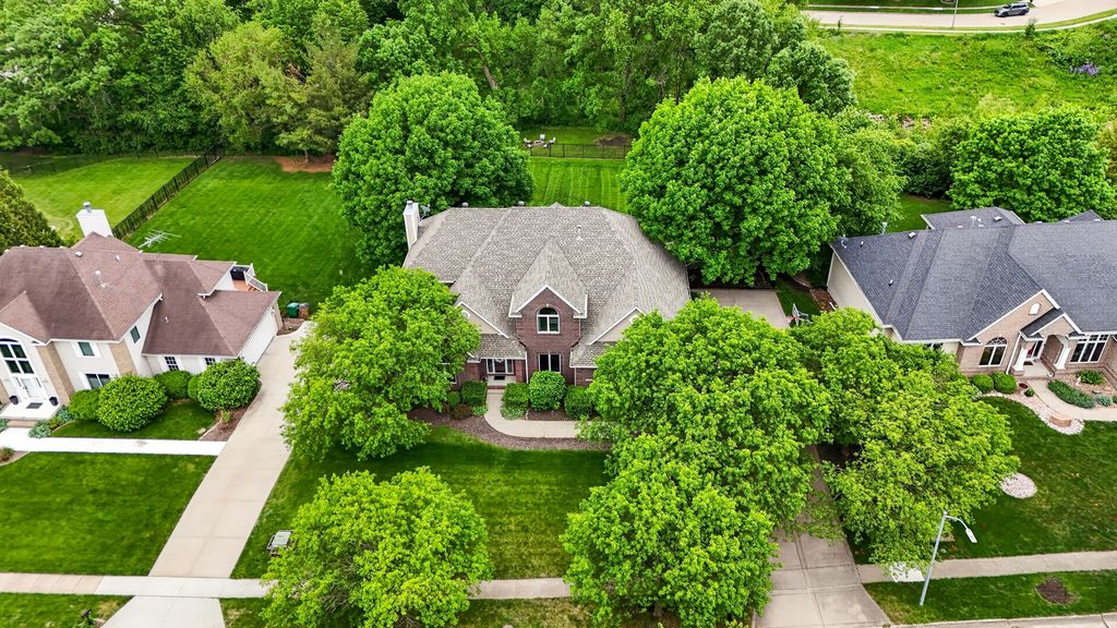 8120 Heather Bow Court, Johnston, IA 50131