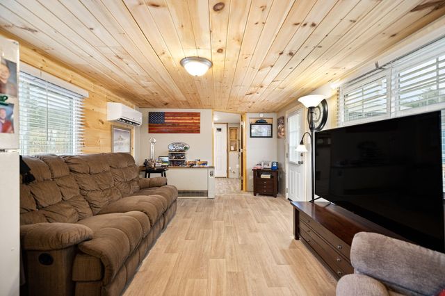 249 N Riverwood Road, Bronston, KY 42518