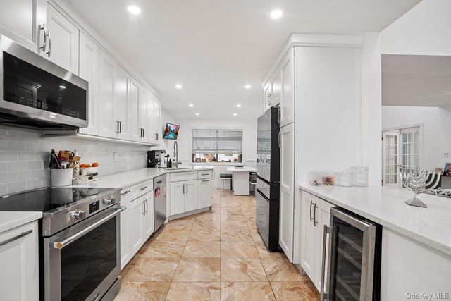 39 Chestnut Lane, Woodbury, NY 11797