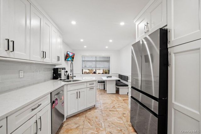 39 Chestnut Lane, Woodbury, NY 11797