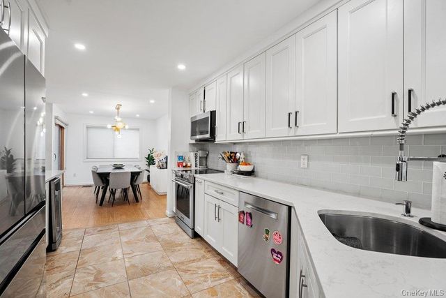 39 Chestnut Lane, Woodbury, NY 11797