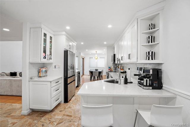 39 Chestnut Lane, Woodbury, NY 11797