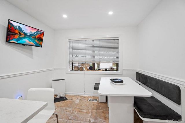 39 Chestnut Lane, Woodbury, NY 11797