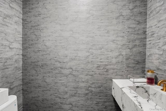 39 Chestnut Lane, Woodbury, NY 11797