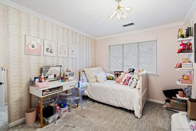 39 Chestnut Lane, Woodbury, NY 11797