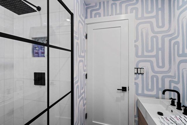 39 Chestnut Lane, Woodbury, NY 11797