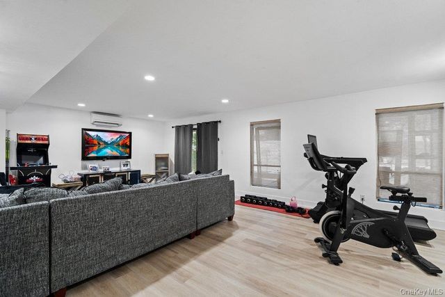 39 Chestnut Lane, Woodbury, NY 11797