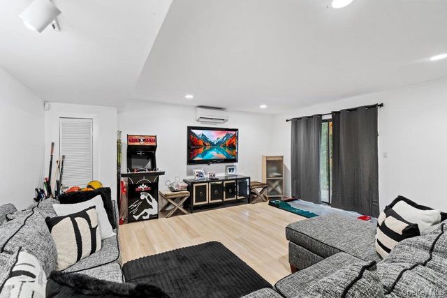 39 Chestnut Lane, Woodbury, NY 11797