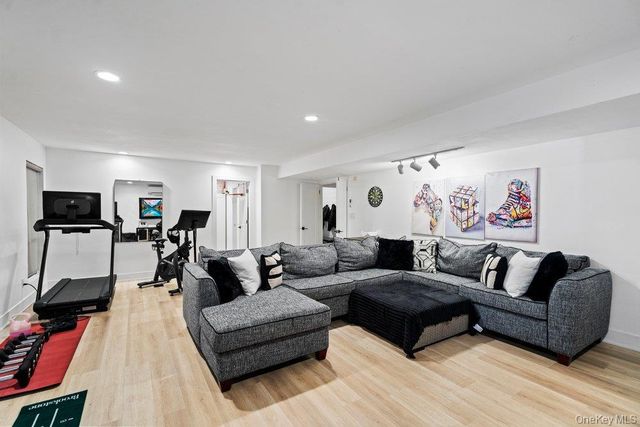 39 Chestnut Lane, Woodbury, NY 11797