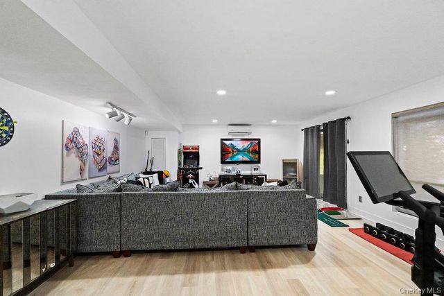 39 Chestnut Lane, Woodbury, NY 11797