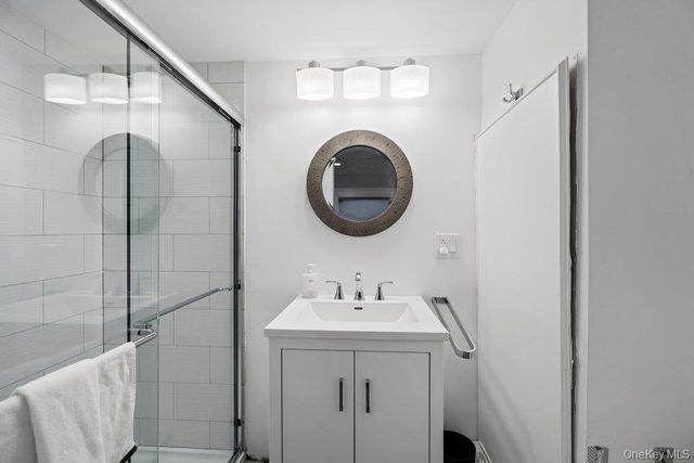 39 Chestnut Lane, Woodbury, NY 11797