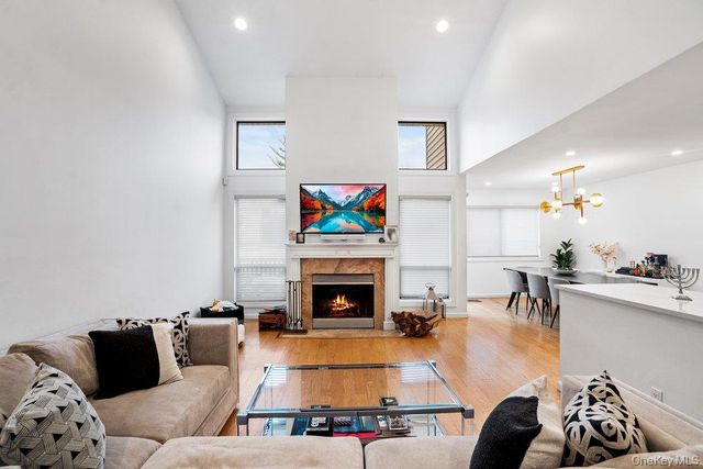 39 Chestnut Lane, Woodbury, NY 11797