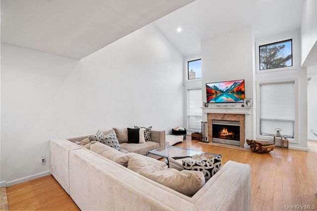 39 Chestnut Lane, Woodbury, NY 11797