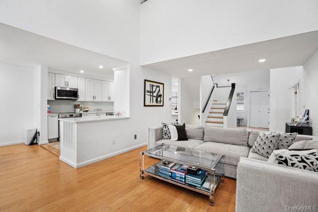 39 Chestnut Lane, Woodbury, NY 11797