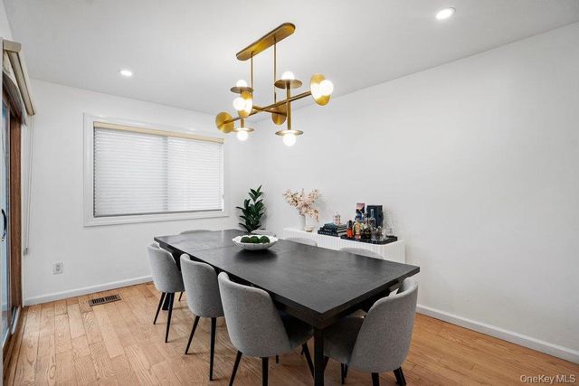 39 Chestnut Lane, Woodbury, NY 11797