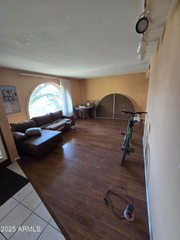 3736 W GRANDVIEW Road, Phoenix, AZ 85053