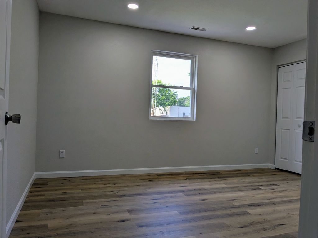 Image 15 of property listing at 16275 N Illinois Hwy. 37, Mt Vernon, IL 62864