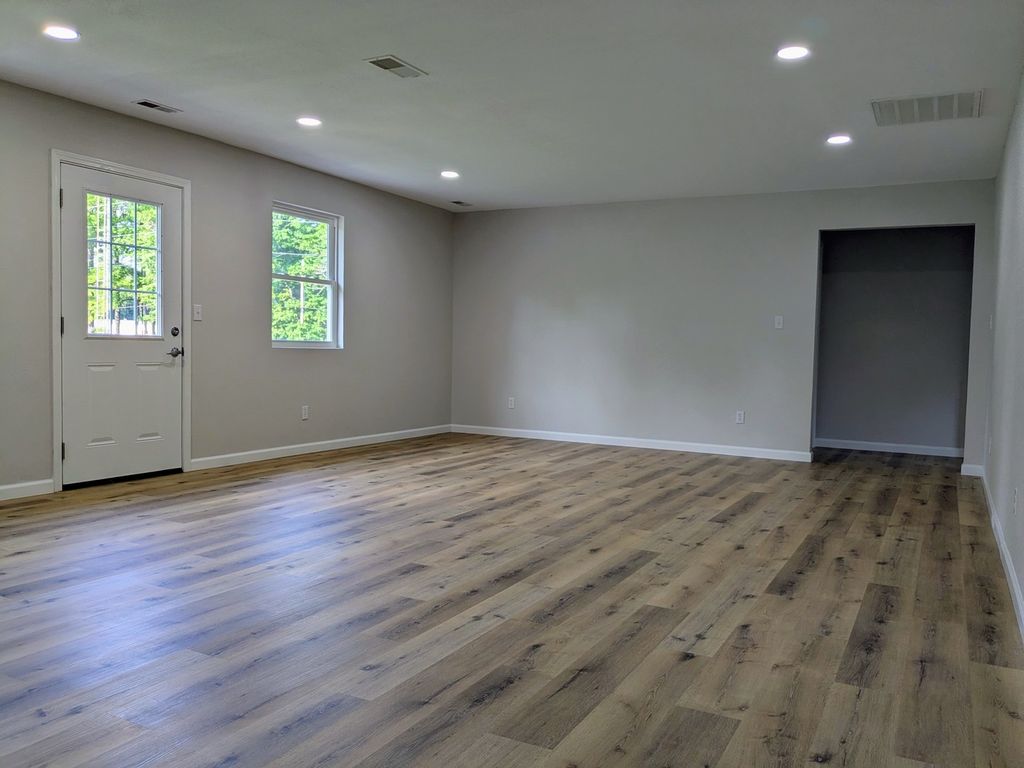 Image 17 of property listing at 16275 N Illinois Hwy. 37, Mt Vernon, IL 62864