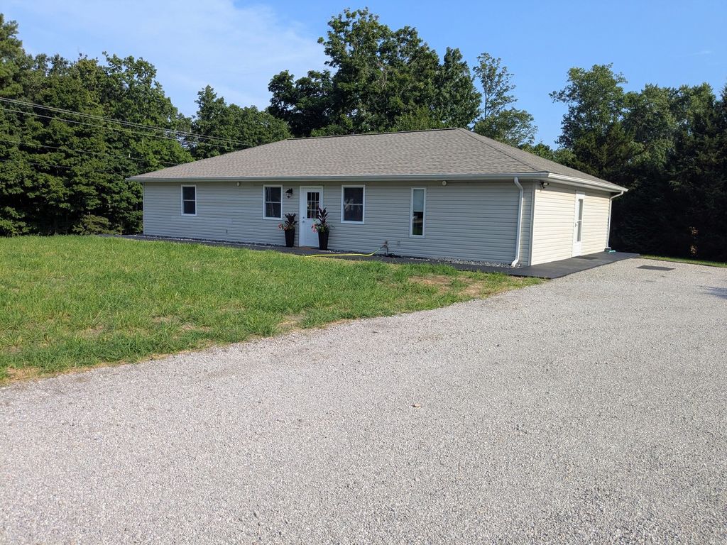 Image 4 of property listing at 16275 N Illinois Hwy. 37, Mt Vernon, IL 62864