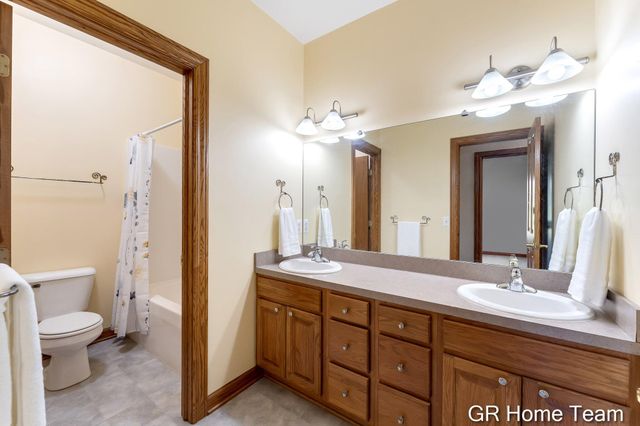 3400 4 Mile Court NE, Ada, MI 49301