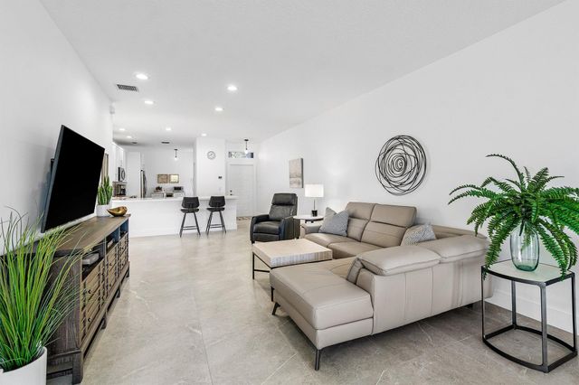 10605 Royal Caribbean Circle, Boynton Beach, FL 33437