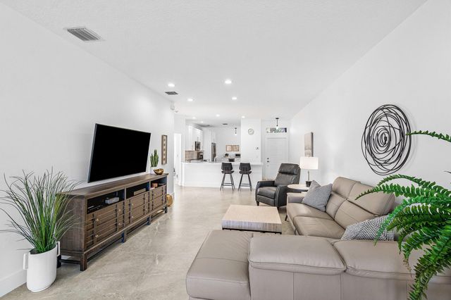 10605 Royal Caribbean Circle, Boynton Beach, FL 33437