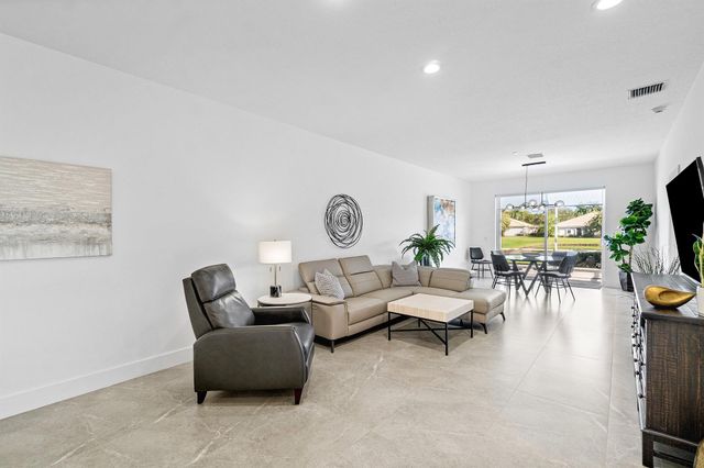 10605 Royal Caribbean Circle, Boynton Beach, FL 33437