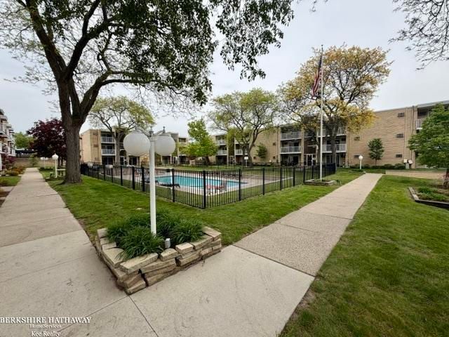 4921 Crooks Road, Royal Oak, MI 48073