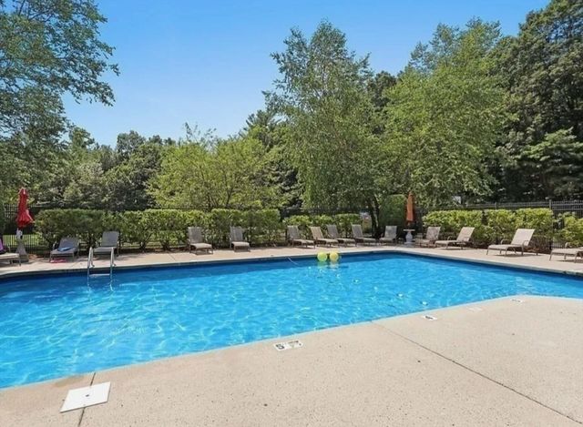 206 Greenbrook Dr 206, Stoughton, MA 02072