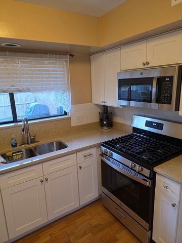 206 Greenbrook Dr 206, Stoughton, MA 02072