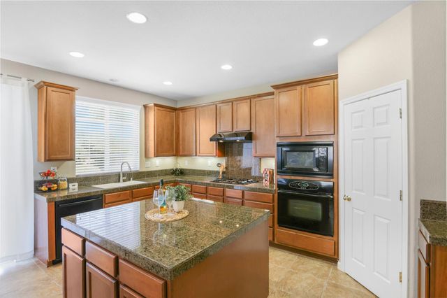 1143 Barnhill Ln, Lincoln, CA 95648