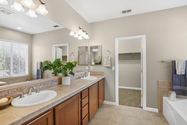 1143 Barnhill Ln, Lincoln, CA 95648