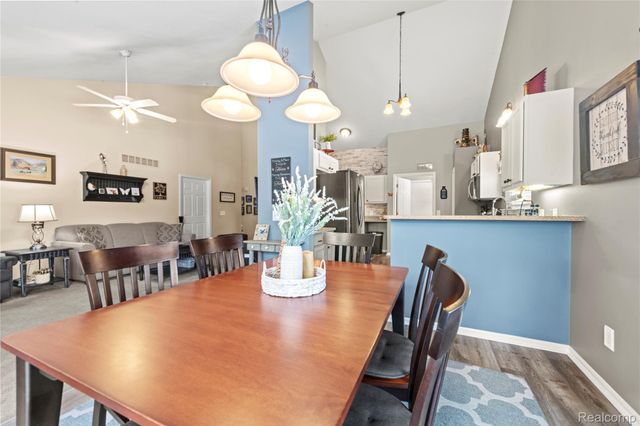 5579 Elmhurst Drive 167, Trenton, MI 48183