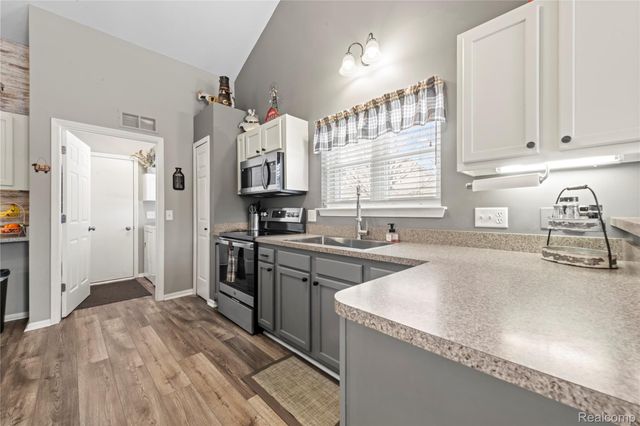 5579 Elmhurst Drive 167, Trenton, MI 48183