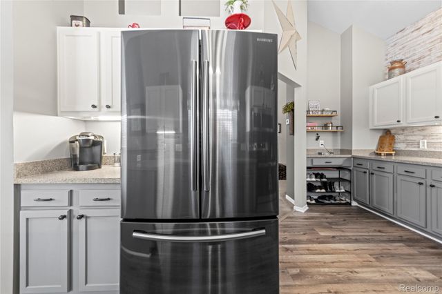 5579 Elmhurst Drive 167, Trenton, MI 48183