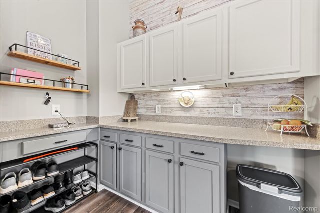 5579 Elmhurst Drive 167, Trenton, MI 48183