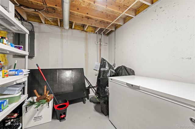 5579 Elmhurst Drive 167, Trenton, MI 48183