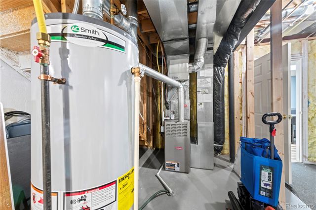 5579 Elmhurst Drive 167, Trenton, MI 48183