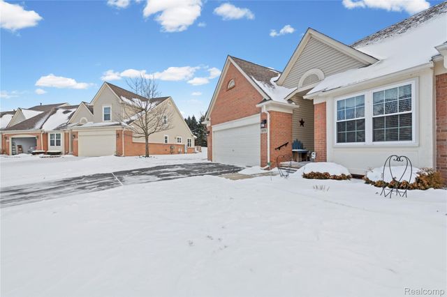 5579 Elmhurst Drive 167, Trenton, MI 48183