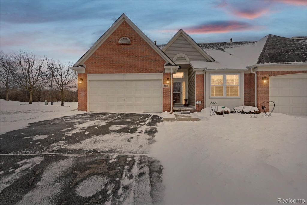 5579 Elmhurst Drive 167, Trenton, MI 48183