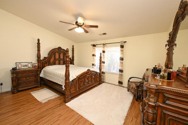 1135 Raffer Johnson Drive, Kingsburg, CA 93631