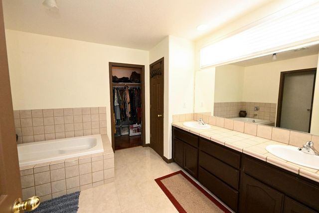 1135 Raffer Johnson Drive, Kingsburg, CA 93631