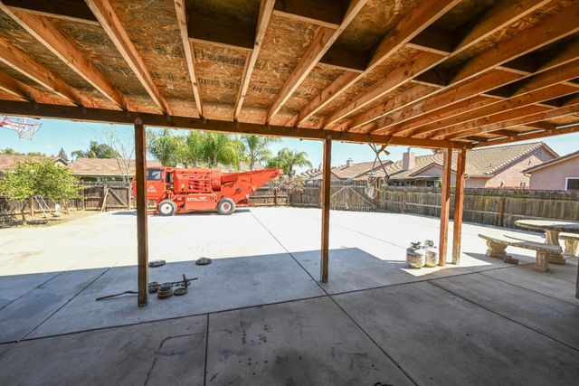 1135 Raffer Johnson Drive, Kingsburg, CA 93631