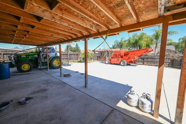 1135 Raffer Johnson Drive, Kingsburg, CA 93631