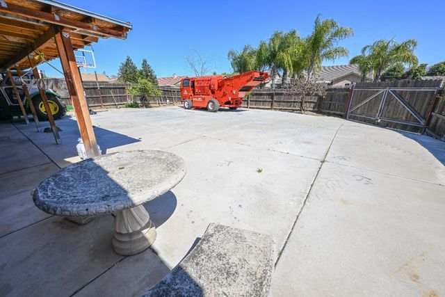 1135 Raffer Johnson Drive, Kingsburg, CA 93631