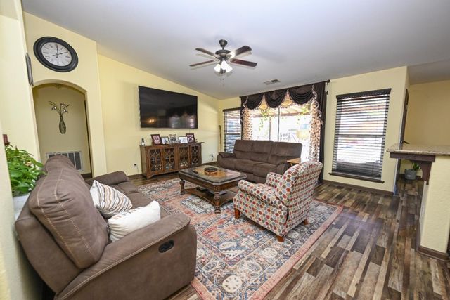 1135 Raffer Johnson Drive, Kingsburg, CA 93631