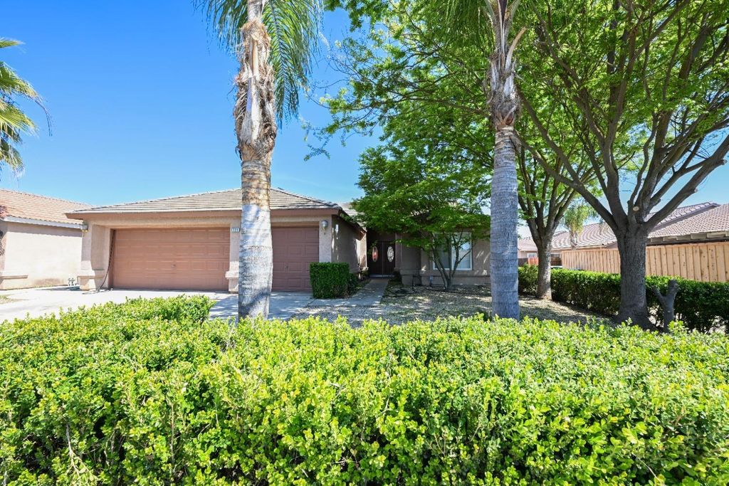 1135 Raffer Johnson Drive, Kingsburg, CA 93631