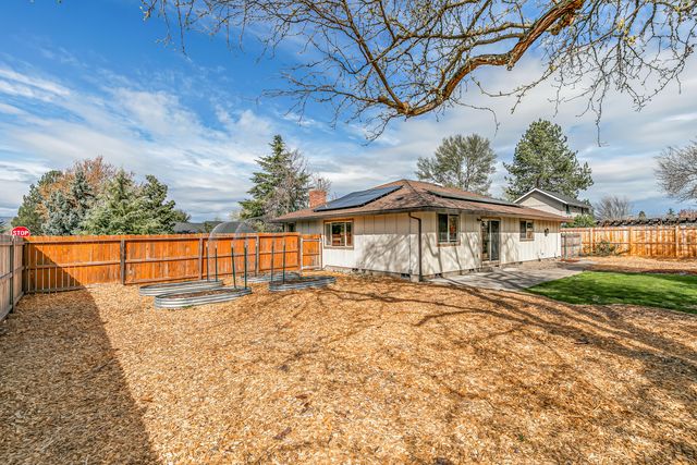 2864 Hawaiian Avenue, Medford, OR 97504