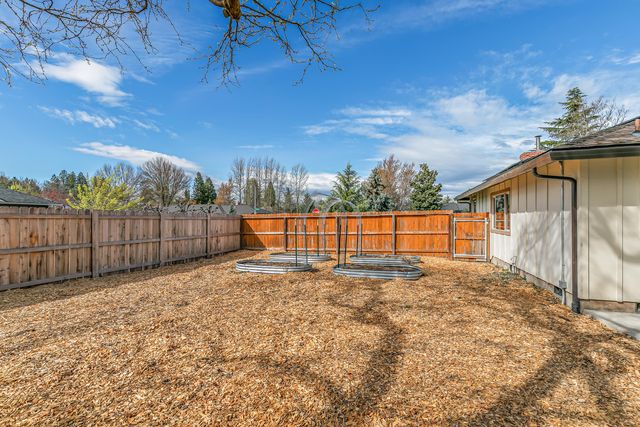 2864 Hawaiian Avenue, Medford, OR 97504